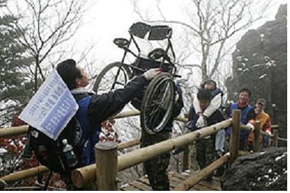 (매일신문) 장애청소년들의 지리산 천왕봉 등반